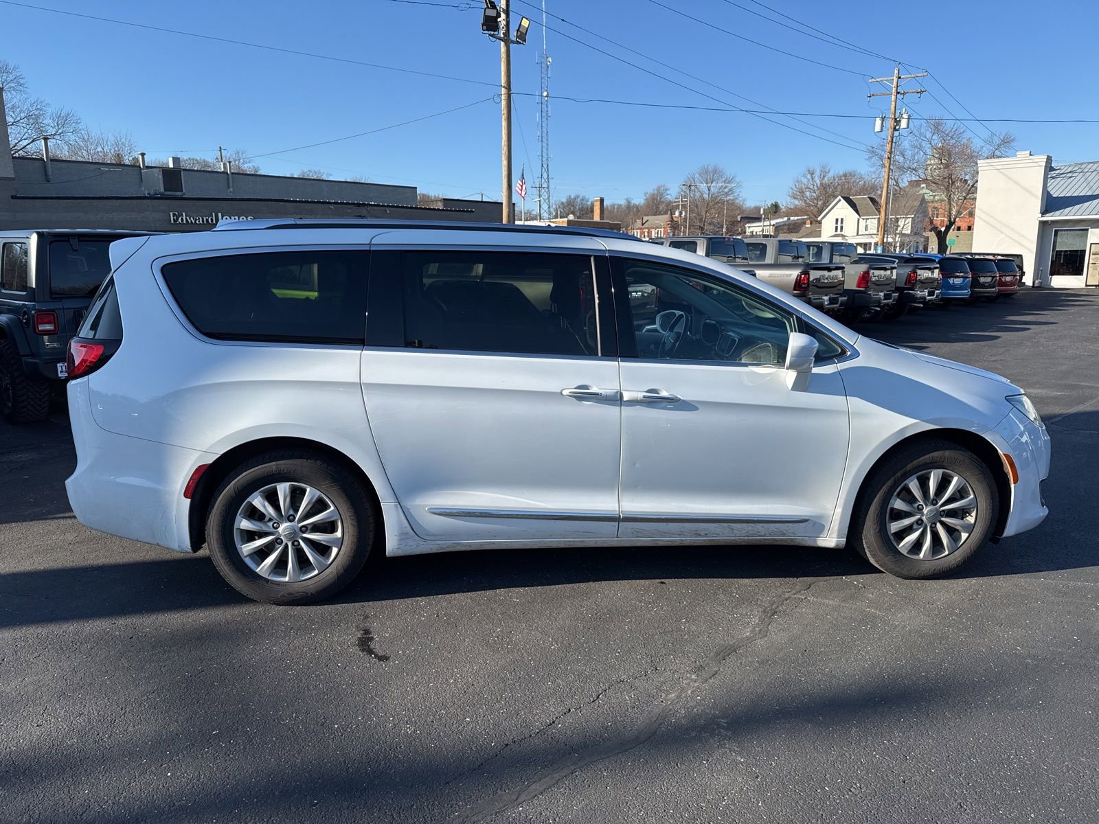 Used 2019 Chrysler Pacifica Touring-L image 8