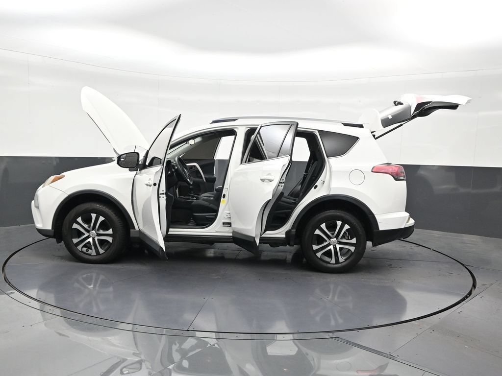 Used 2018 Toyota RAV4 LE FWD image 33