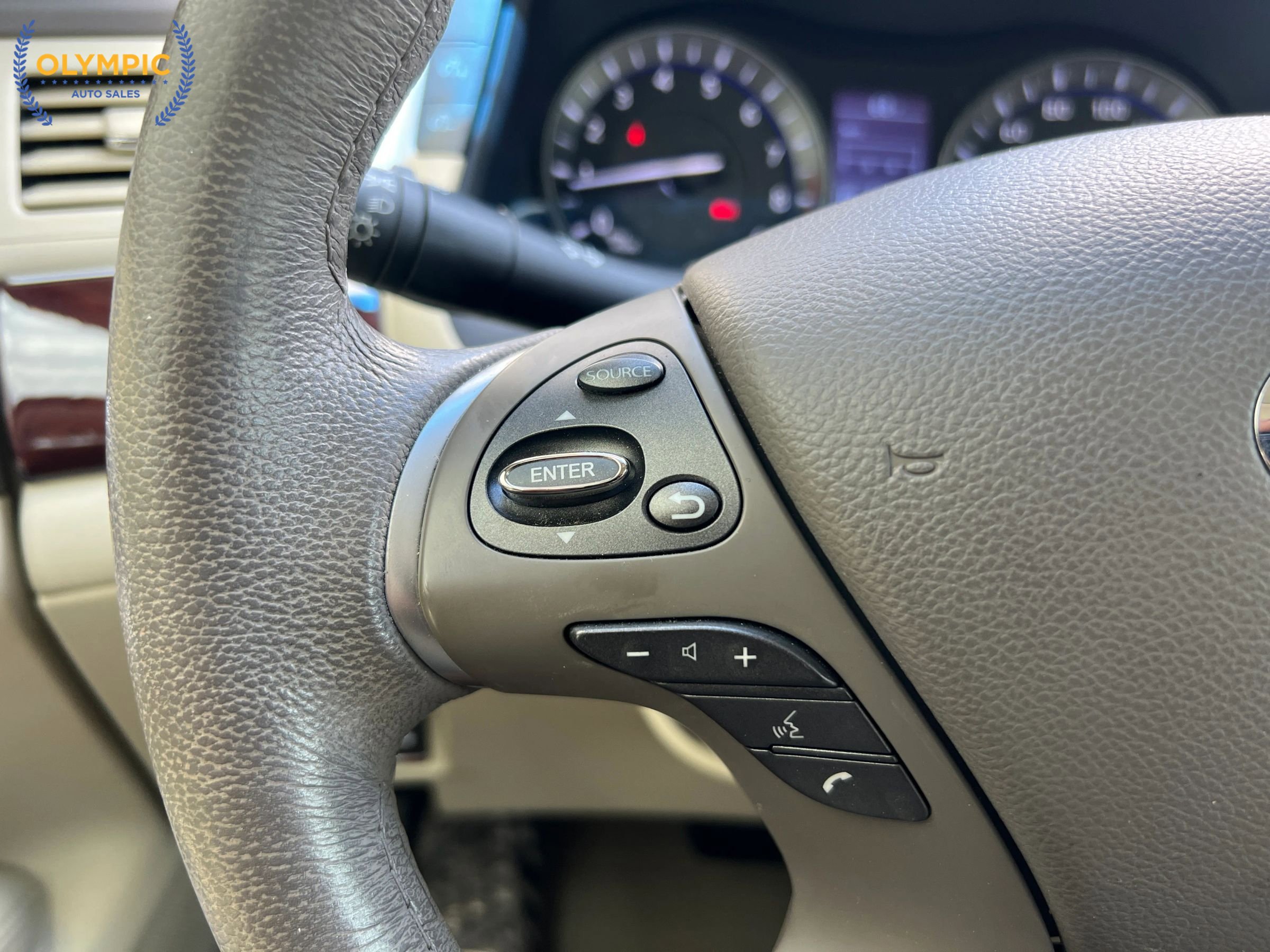 Used 2015 INFINITI Q70 3.7 RWD image 24