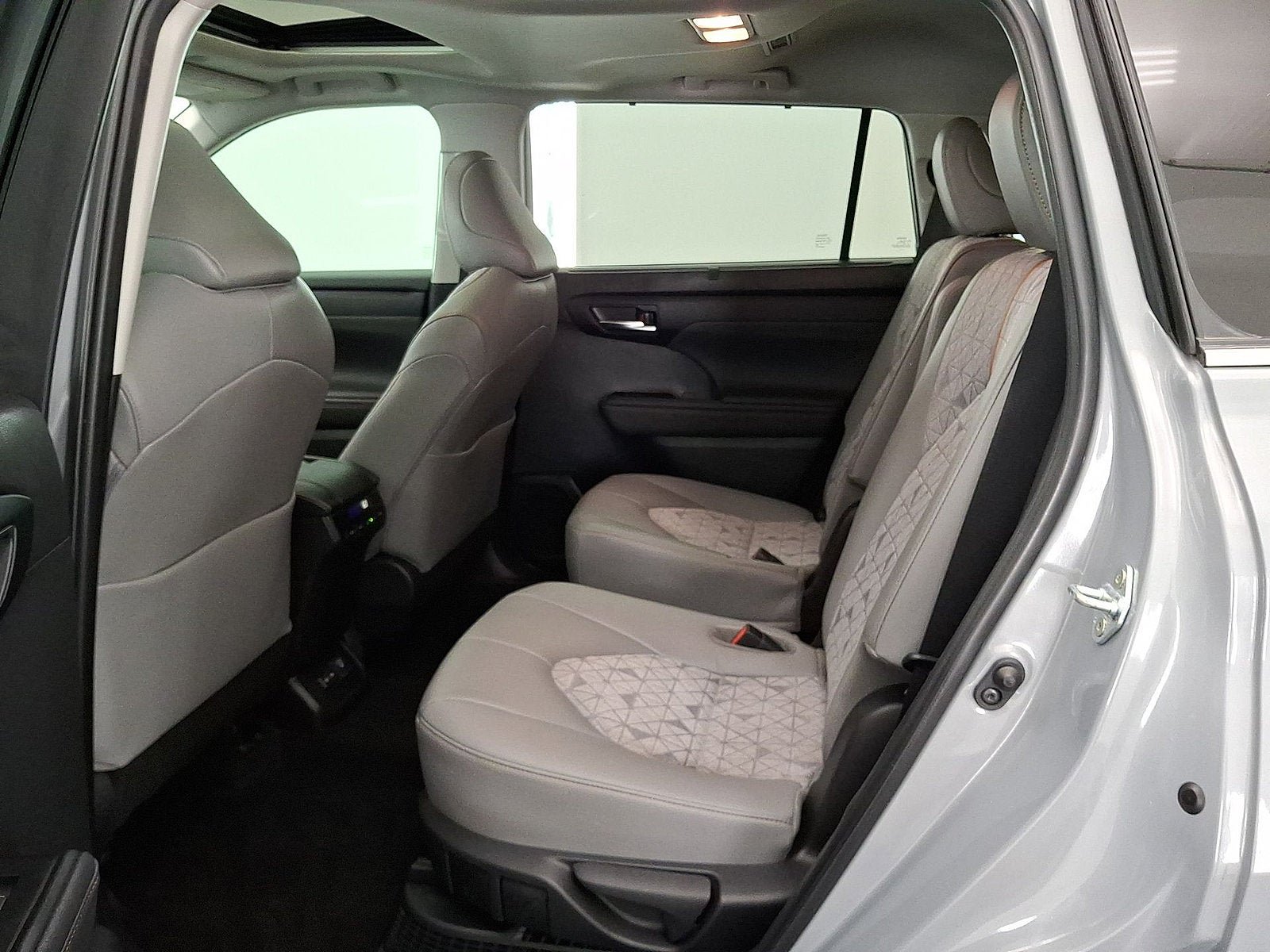 Used 2023 Toyota Highlander Bronze Edition FWD image 12