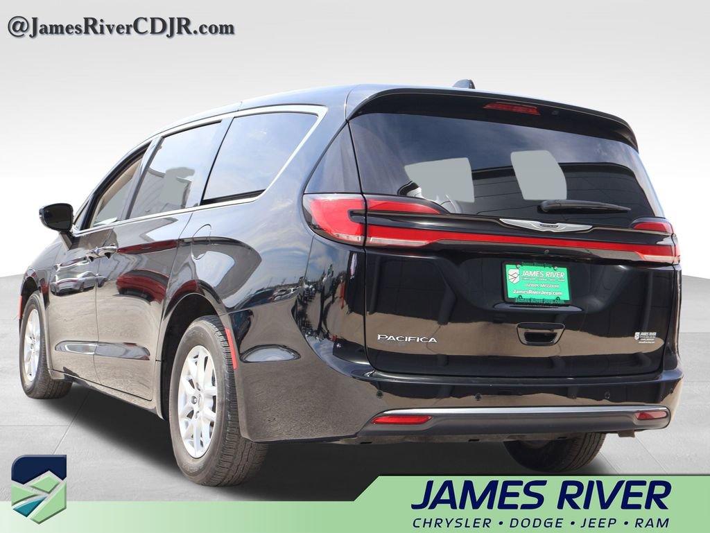 Used 2024 Chrysler Pacifica Touring-L image 3