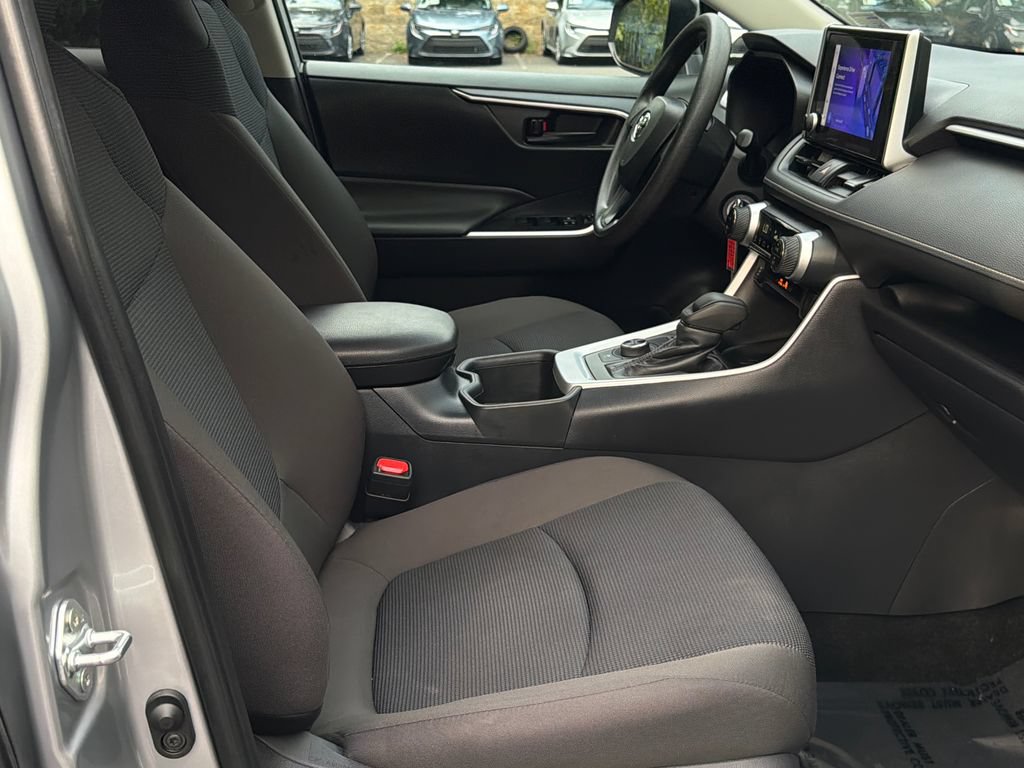 Used 2025 Toyota RAV4 LE AWD/4WD image 9