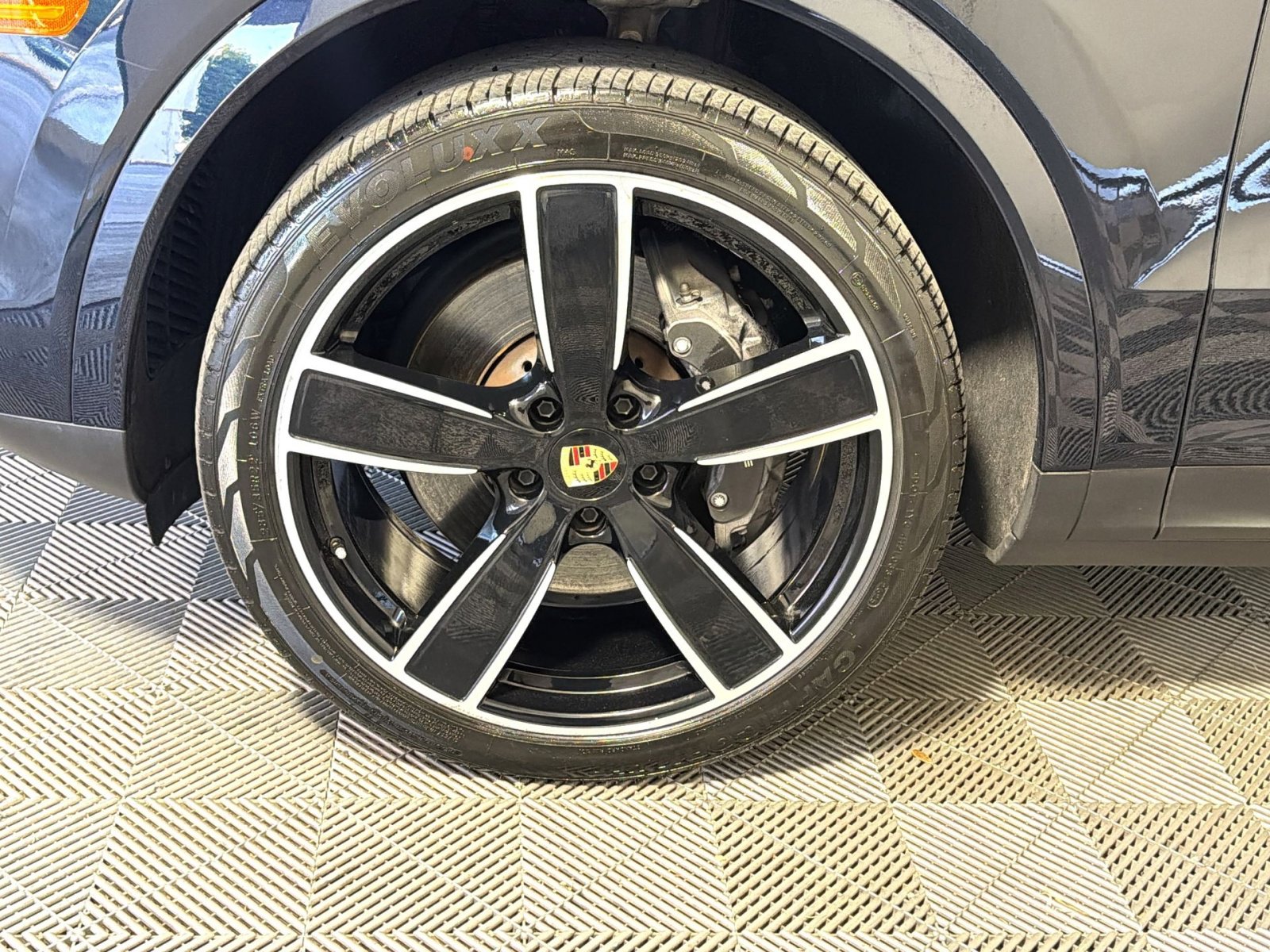 Used 2023 Porsche Cayenne Platinum Edition AWD/4WD image 12