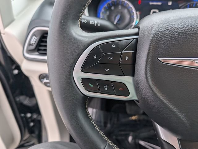 Used 2024 Chrysler Pacifica Touring-L image 11
