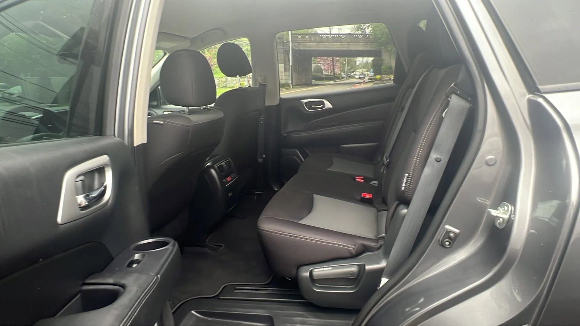 Used 2019 Nissan Pathfinder S image 28