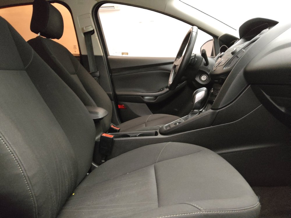 Used 2015 Ford Focus SE w/ SE Sport Package image 21