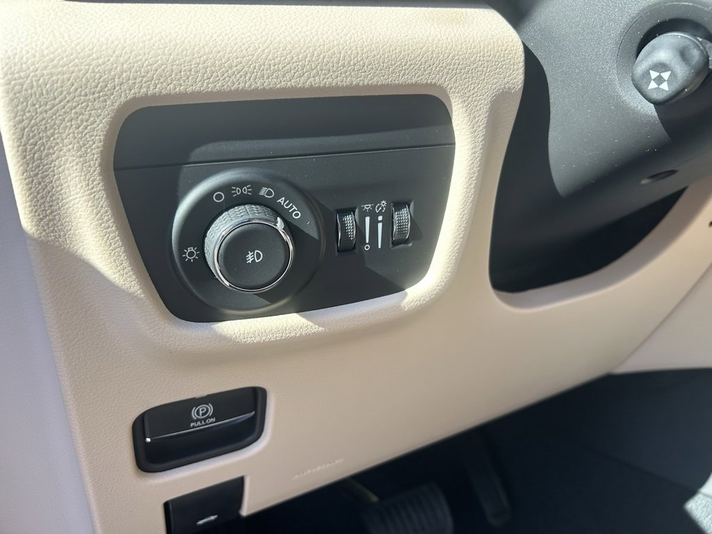 New 2025 Jeep Grand Cherokee Limited w/ Luxury Tech Group II image 16