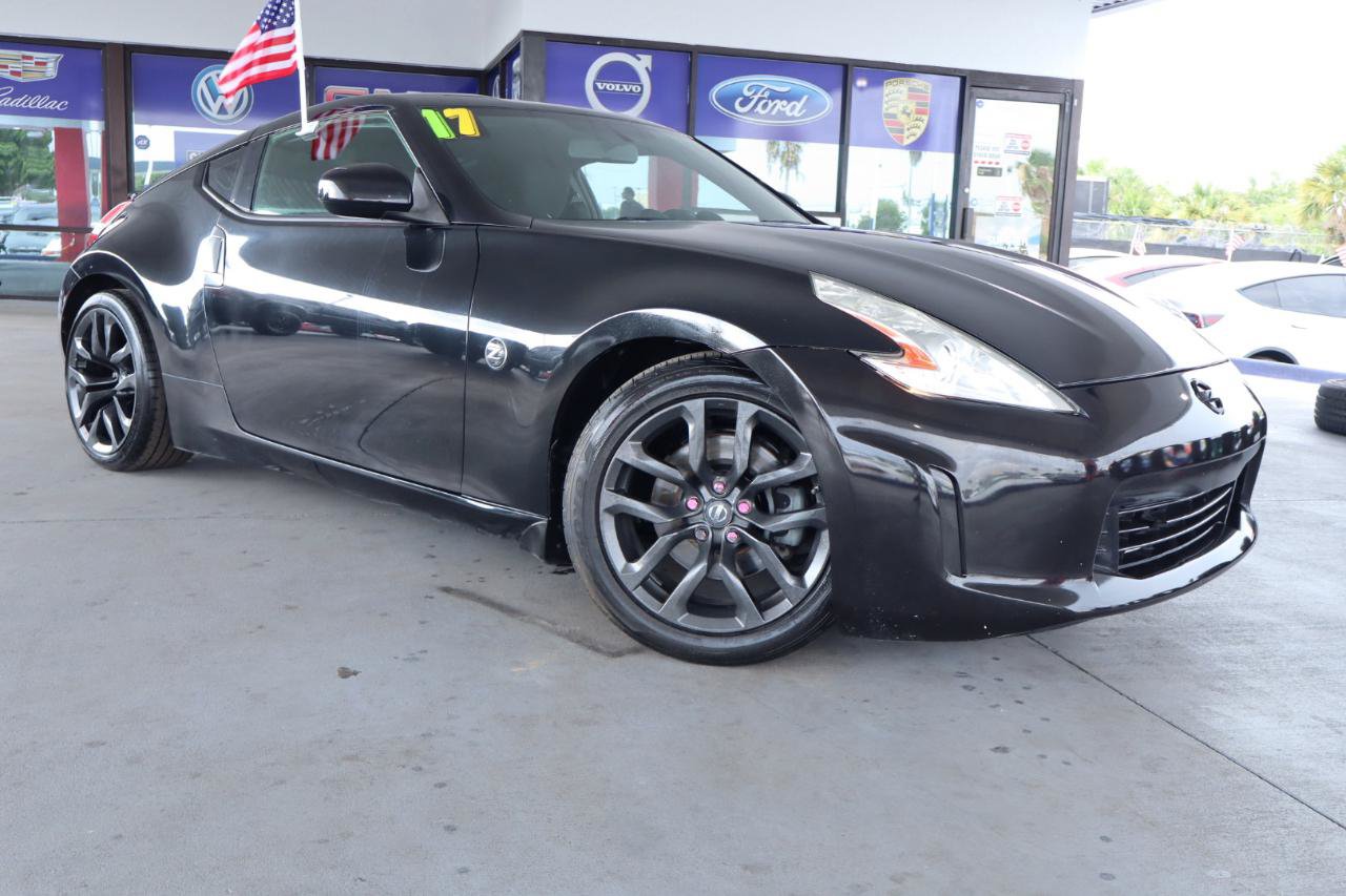 Used 2017 Nissan 370Z Coupe RWD image 3