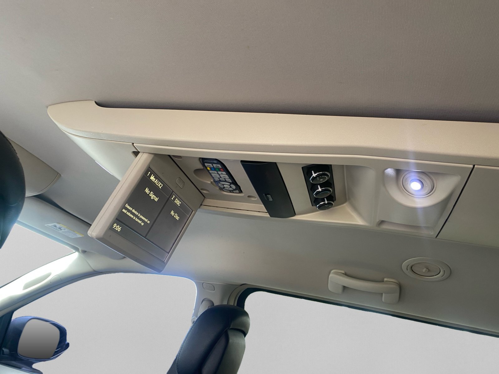 Used 2016 Chrysler Town & Country Touring FWD image 13