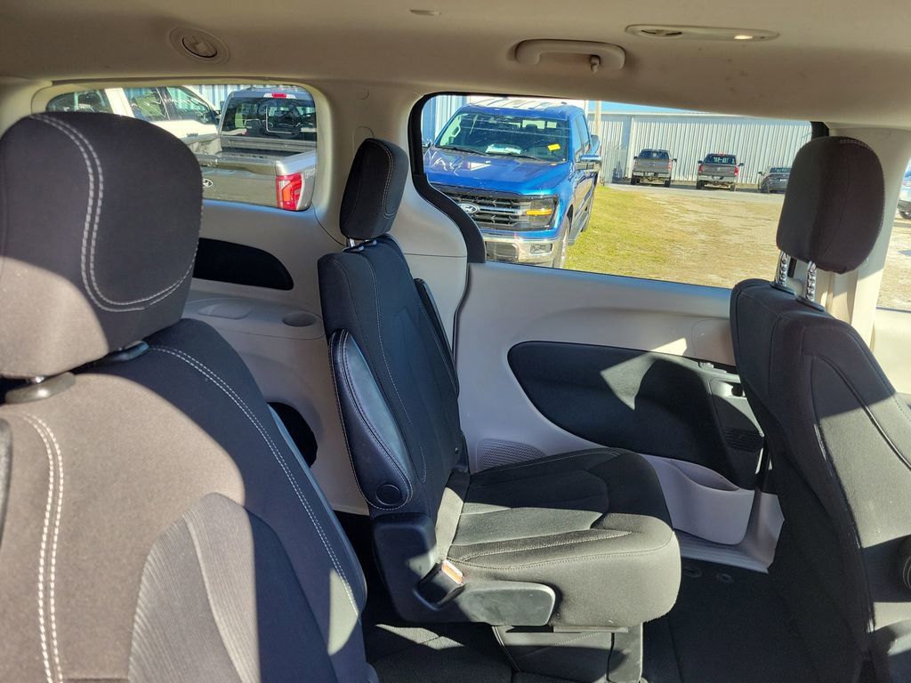 Used 2023 Chrysler Voyager LX image 34