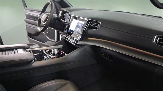 Used 2025 Jeep Wagoneer L Series II w/ 8-pass Seating Package image 14