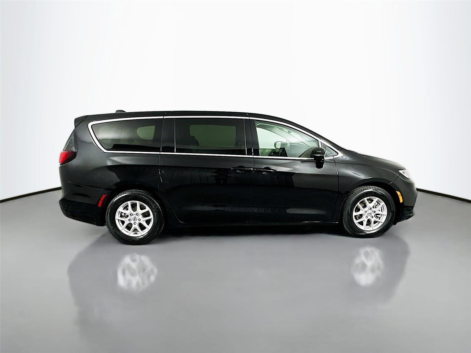Used 2024 Chrysler Pacifica Touring-L image 17