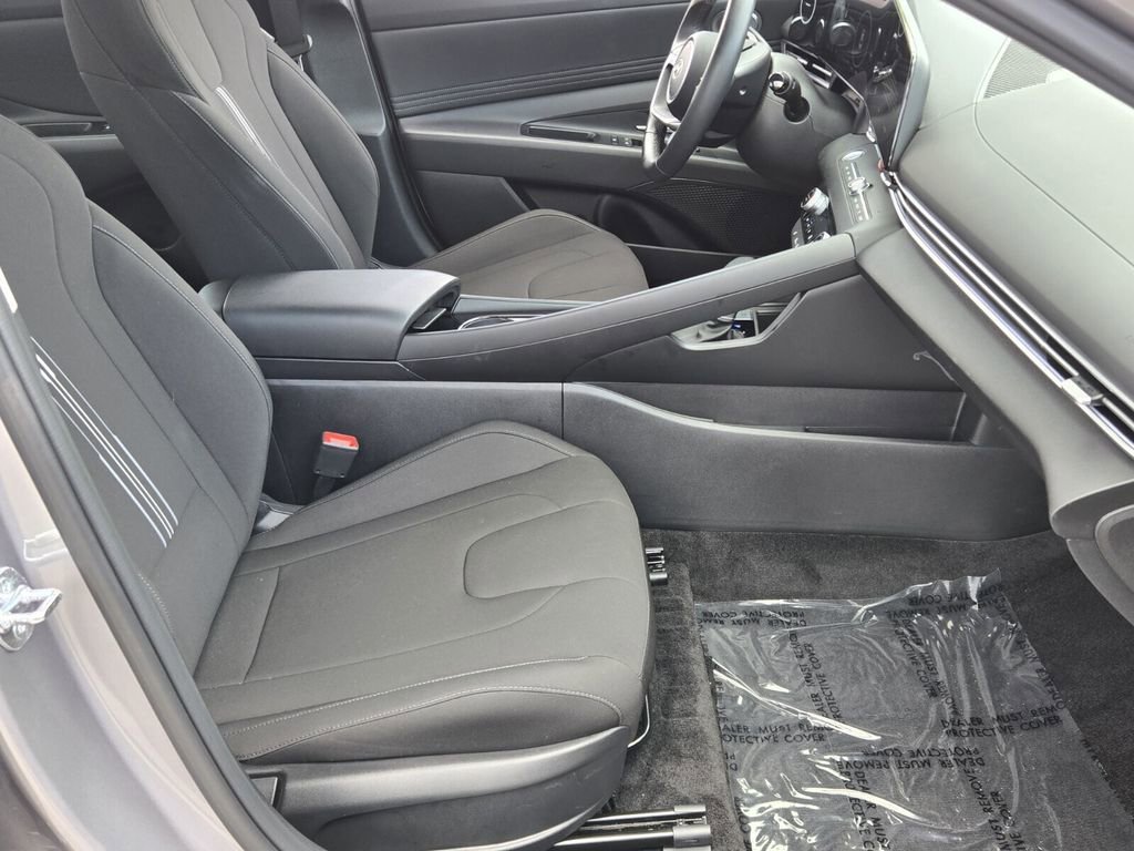 Certified 2025 Hyundai Elantra SEL FWD image 17