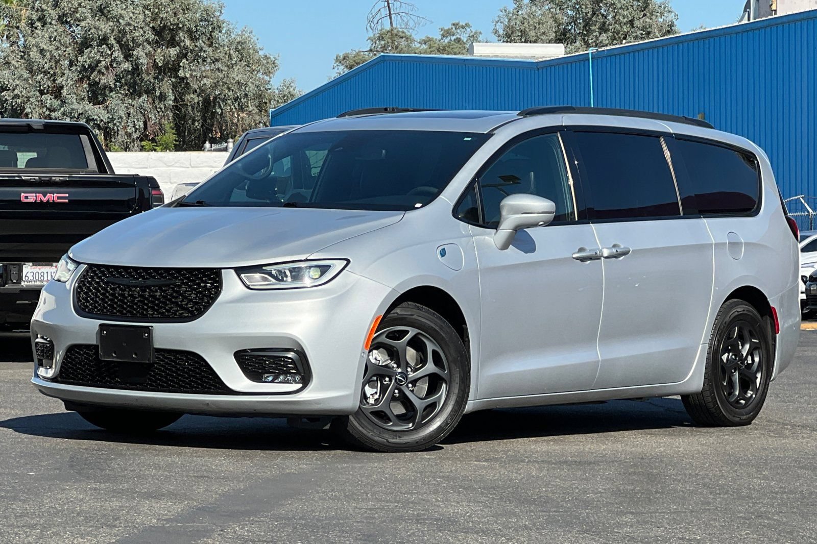 Used 2022 Chrysler Pacifica Limited w/ Uconnect Theater Family Group FWD image 8
