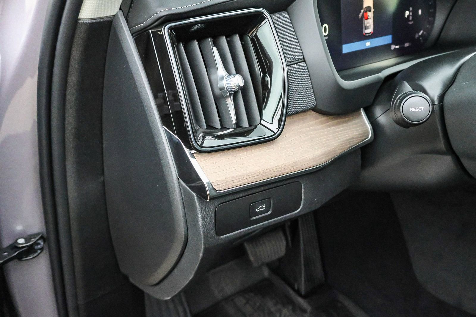 New 2026 Volvo XC90 B6 Plus w/ Protection Package AWD/4WD image 32