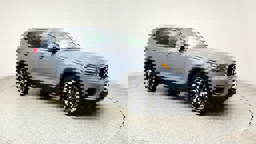 Used 2020 Volvo XC40 T5 Momentum image 3