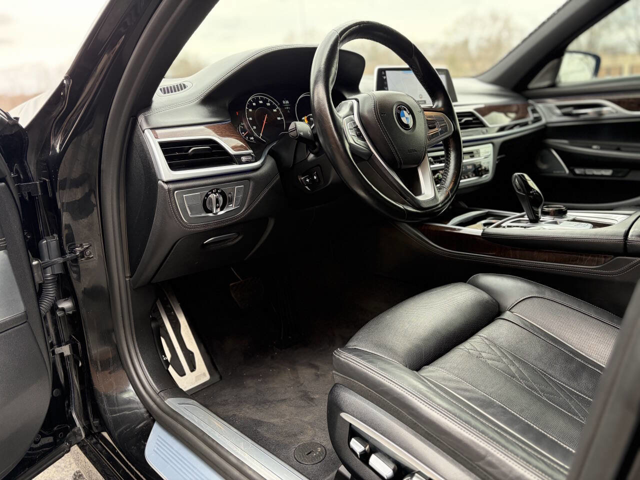 Used 2017 BMW 750i xDrive AWD/4WD image 12