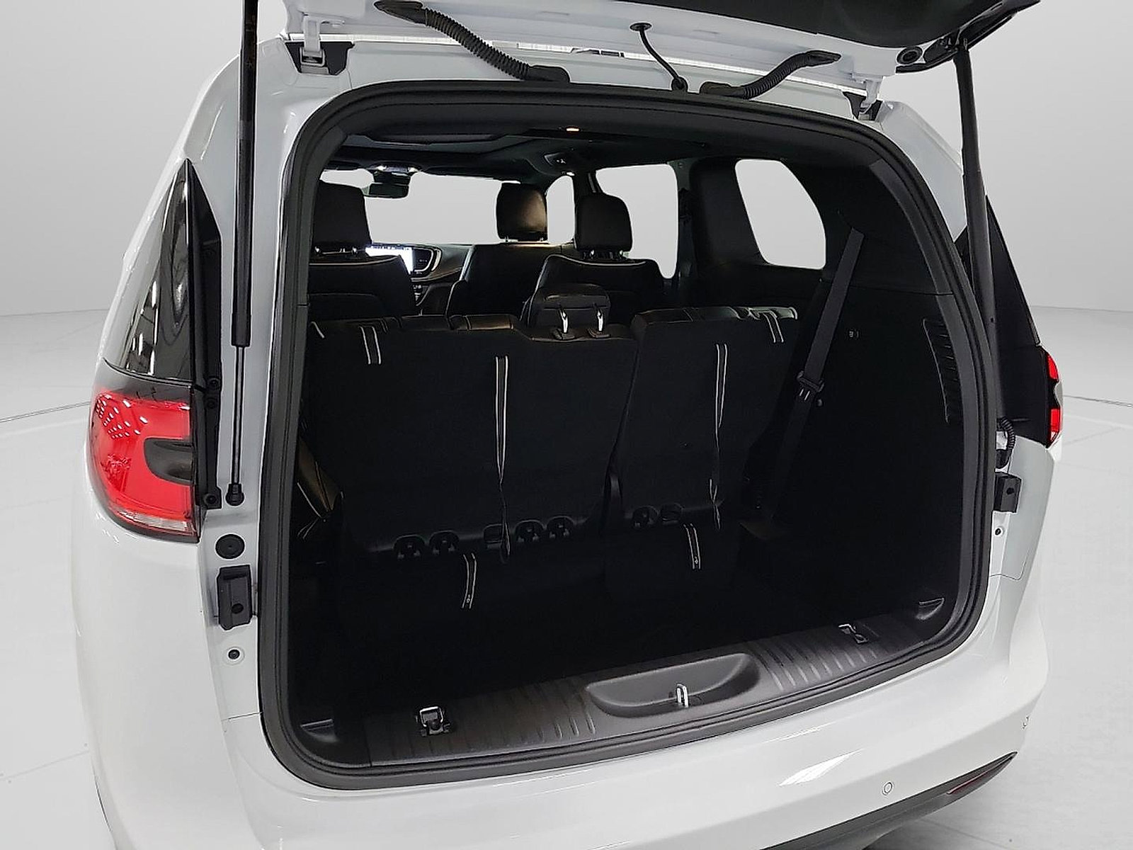 Used 2026 Chrysler Pacifica Limited w/ S Appearance Package image 7