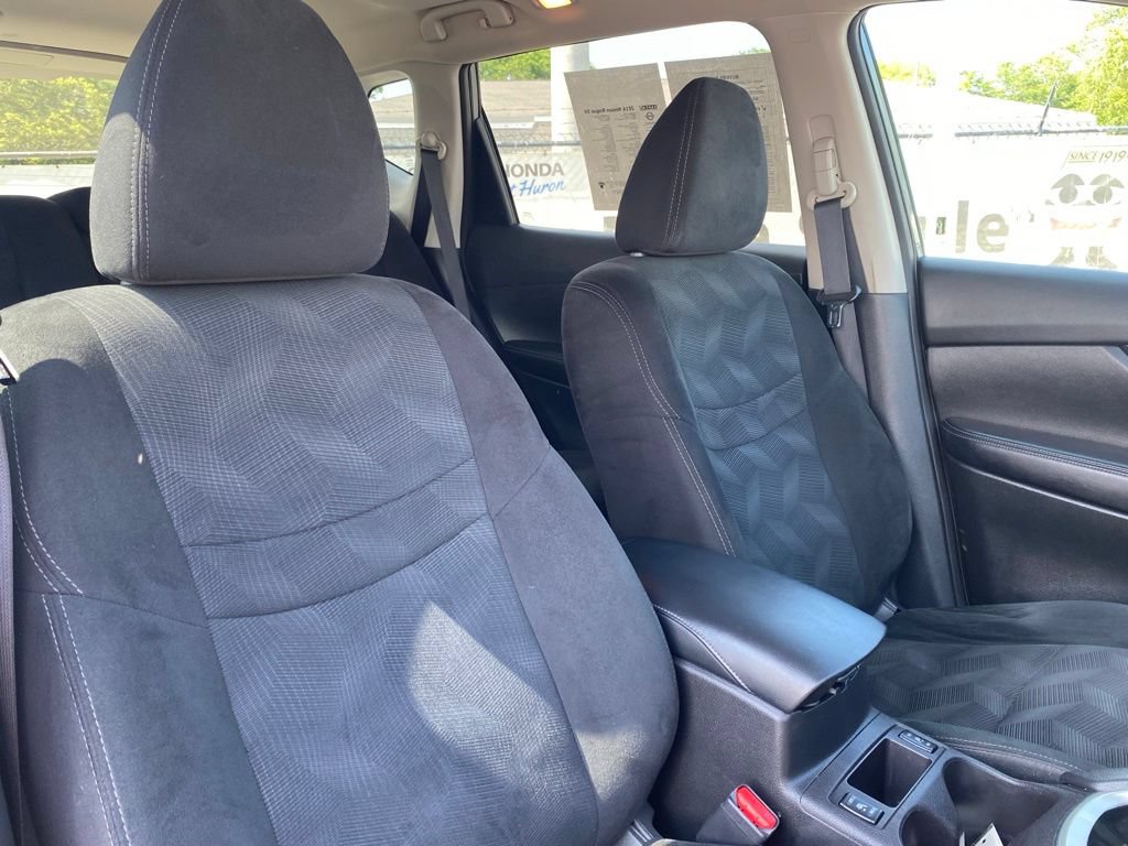 Used 2016 Nissan Rogue SV AWD/4WD image 17