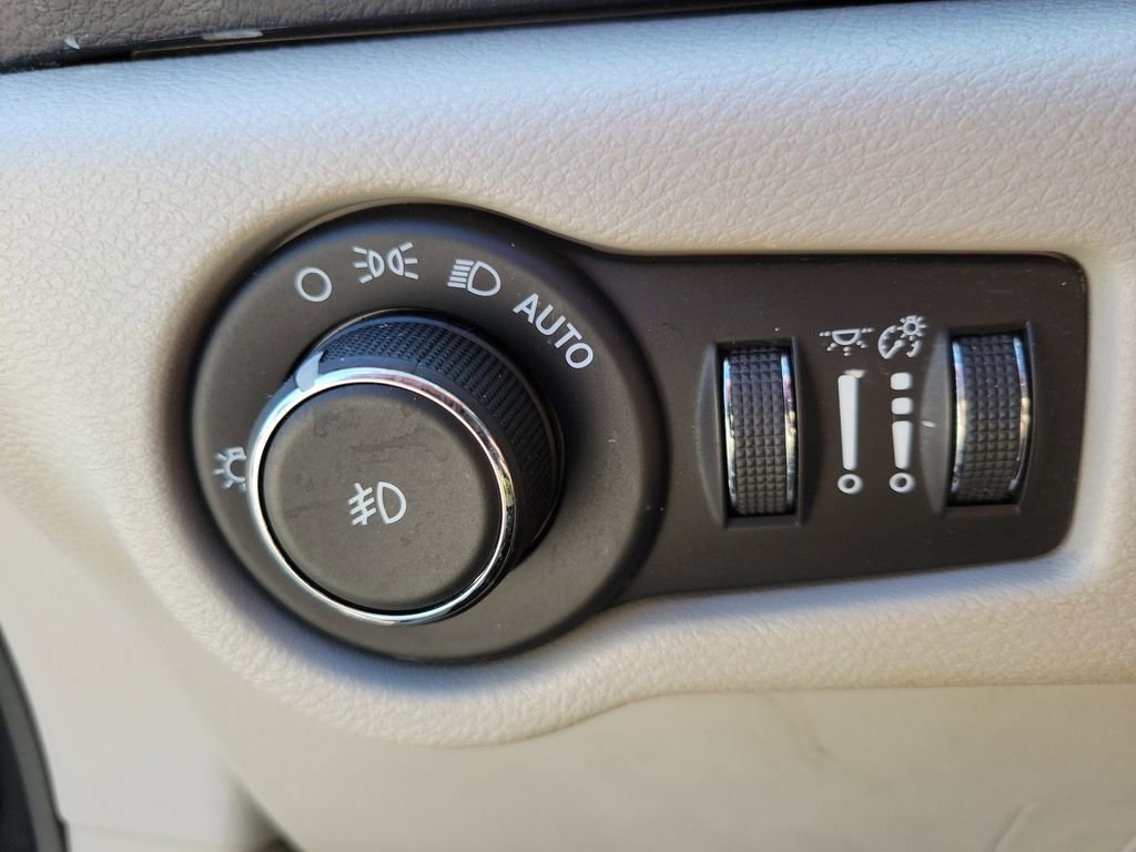 Used 2018 Chrysler Pacifica Touring-L FWD image 22
