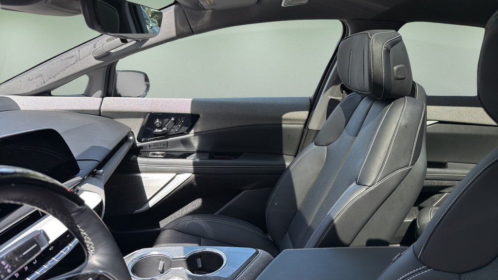 Certified 2025 Cadillac Optiq Sport 2 w/ LPO, Floor Liner Package AWD/4WD image 21