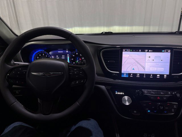 Used 2025 Chrysler Pacifica Limited FWD image 22