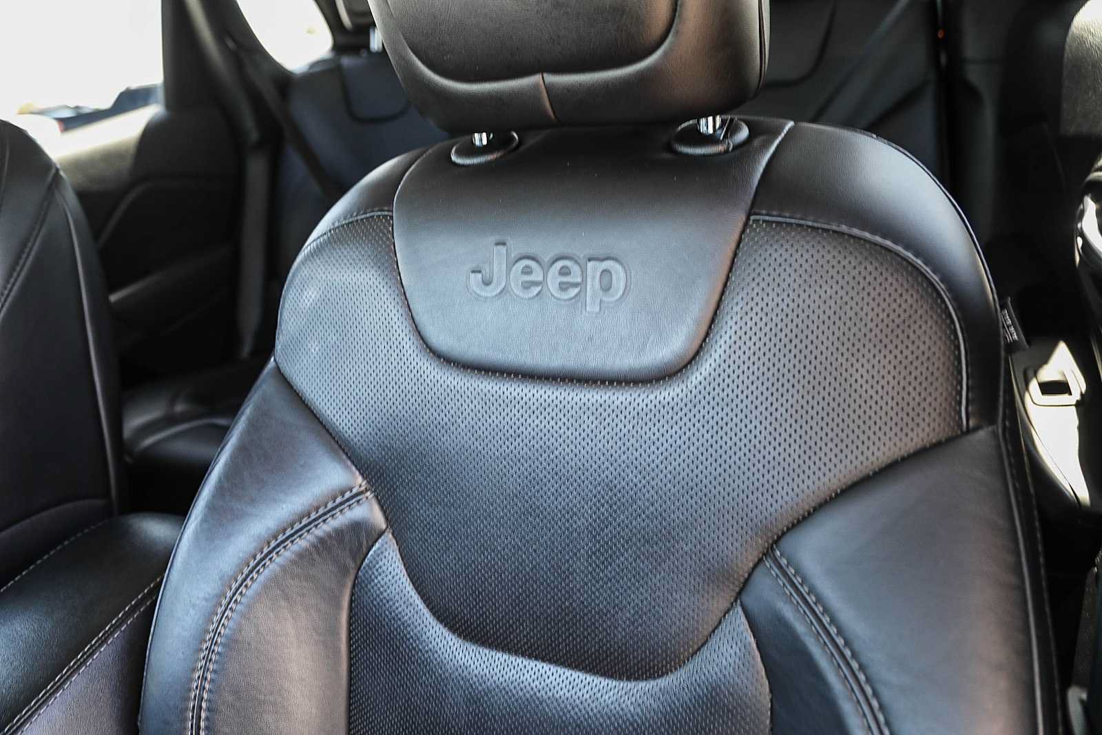 Used 2021 Jeep Cherokee Latitude Lux FWD image 22