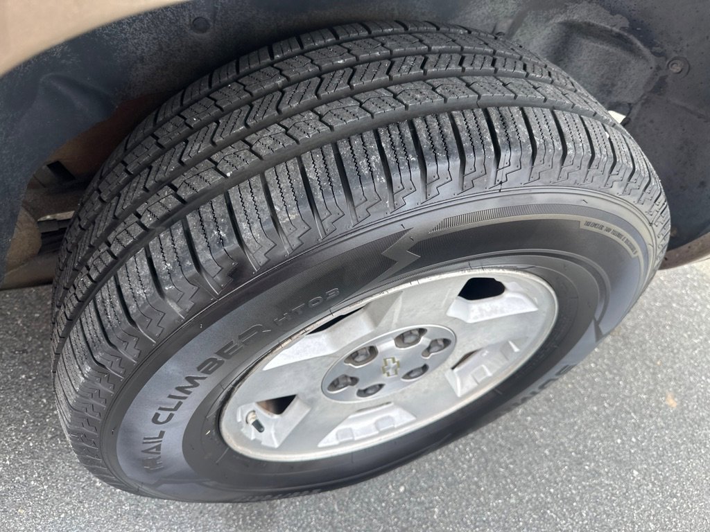 Used 2004 Chevrolet Suburban LT w/ Preferred Equipment Group image 10