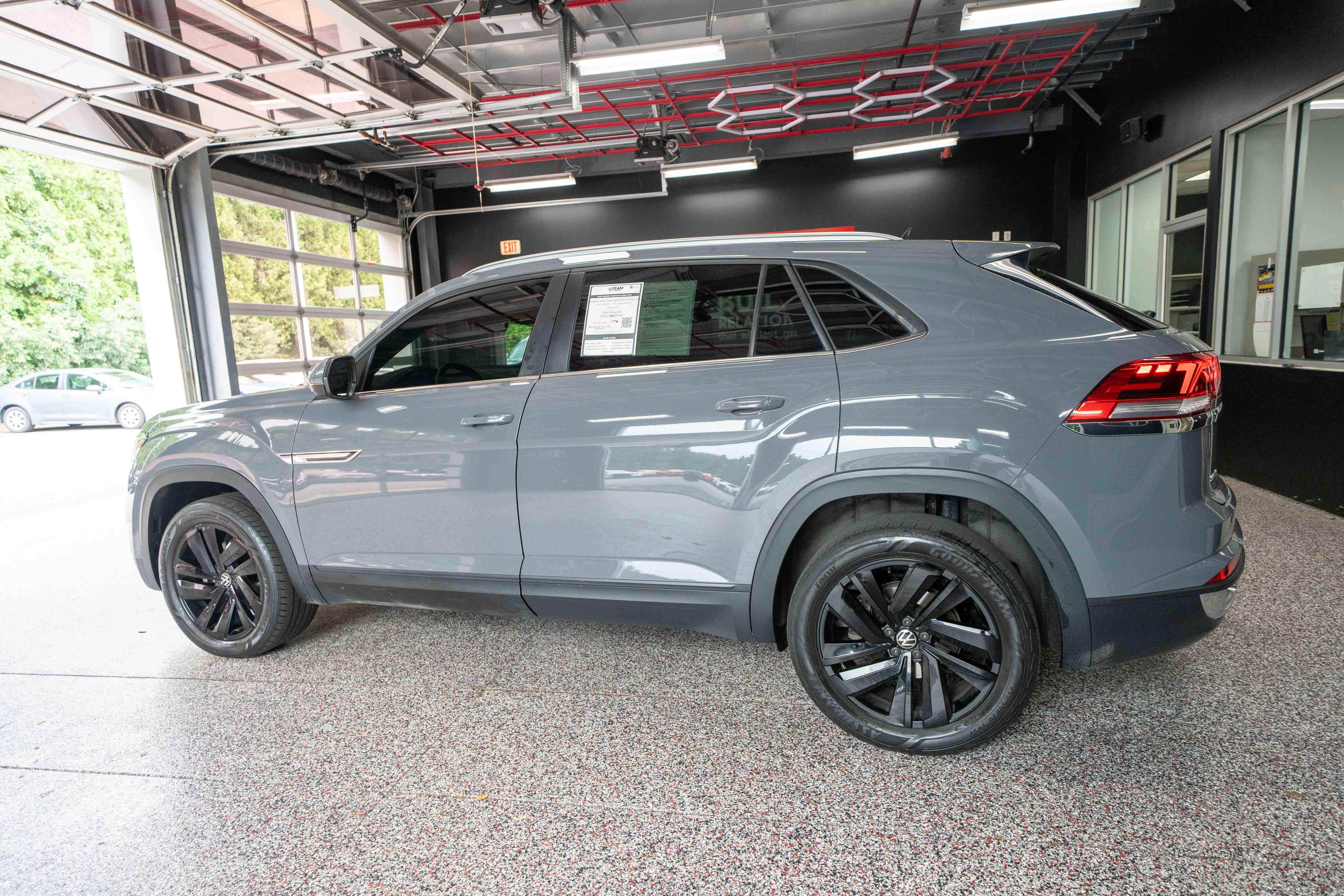 Used 2022 Volkswagen Atlas Cross Sport SE w/ Panoramic Sunroof Package AWD/4WD image 2