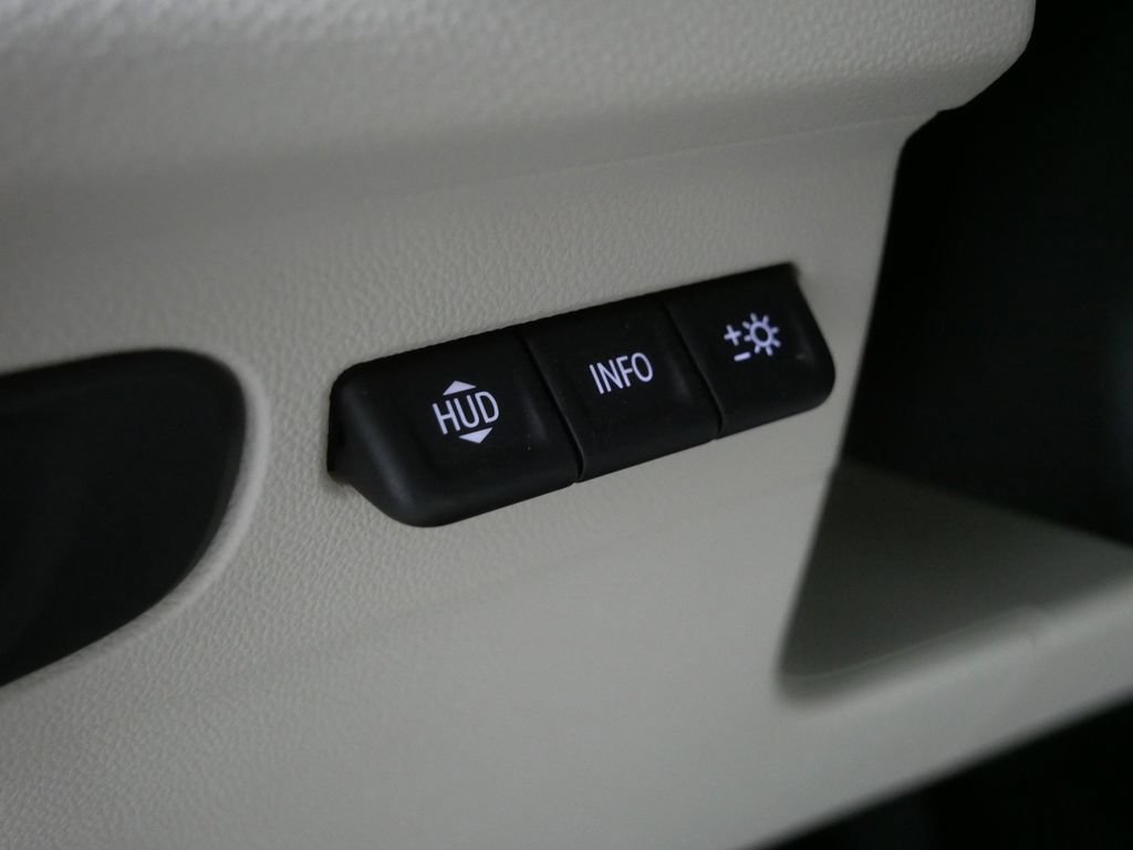 Used 2023 Buick Envision Avenir AWD/4WD image 18