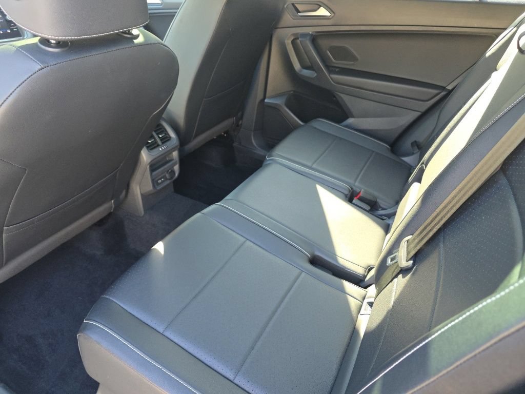 Used 2021 Volkswagen Tiguan SE w/ Panoramic Sunroof Package AWD/4WD image 15