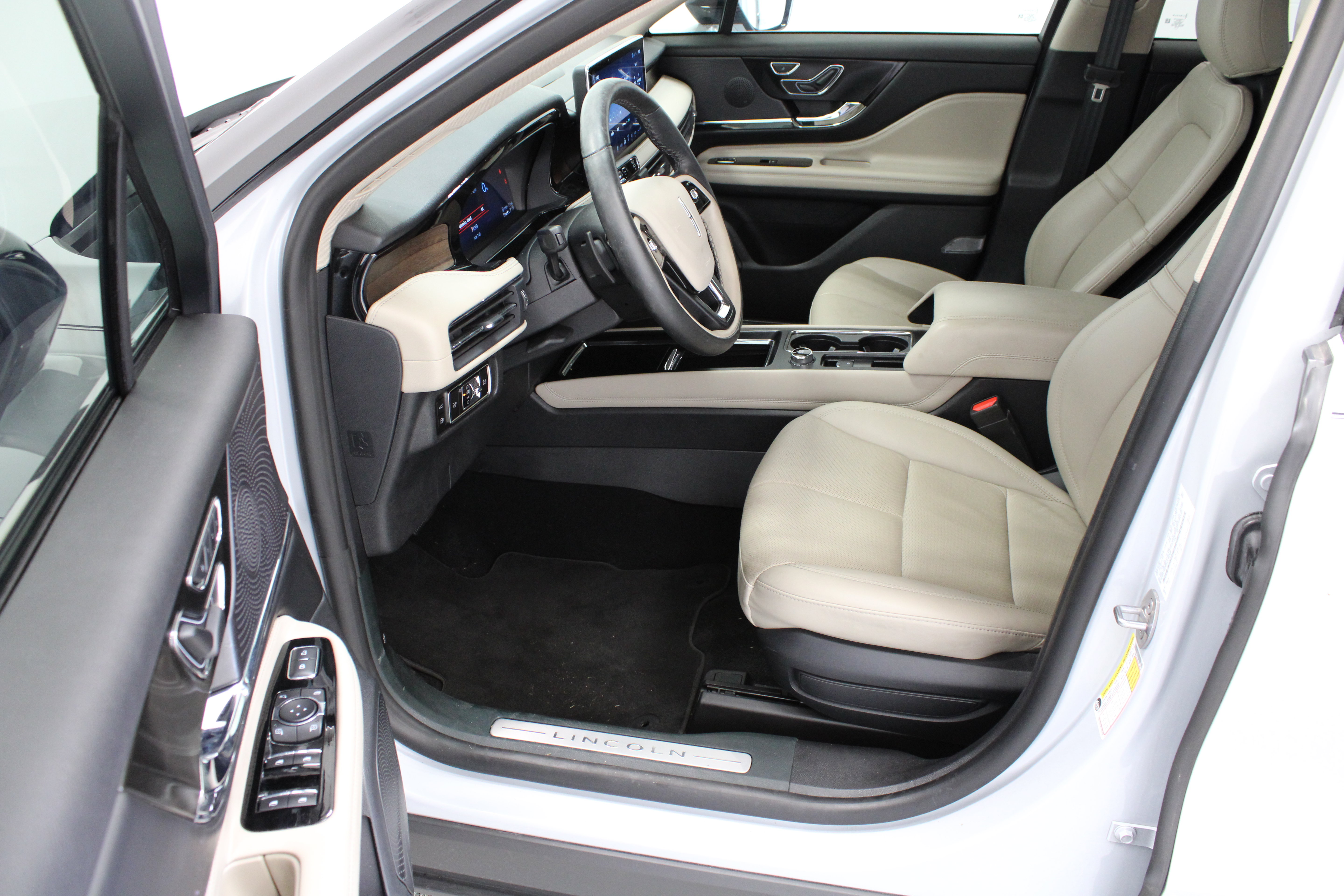 Used 2025 Lincoln Corsair Grand Touring AWD/4WD image 14