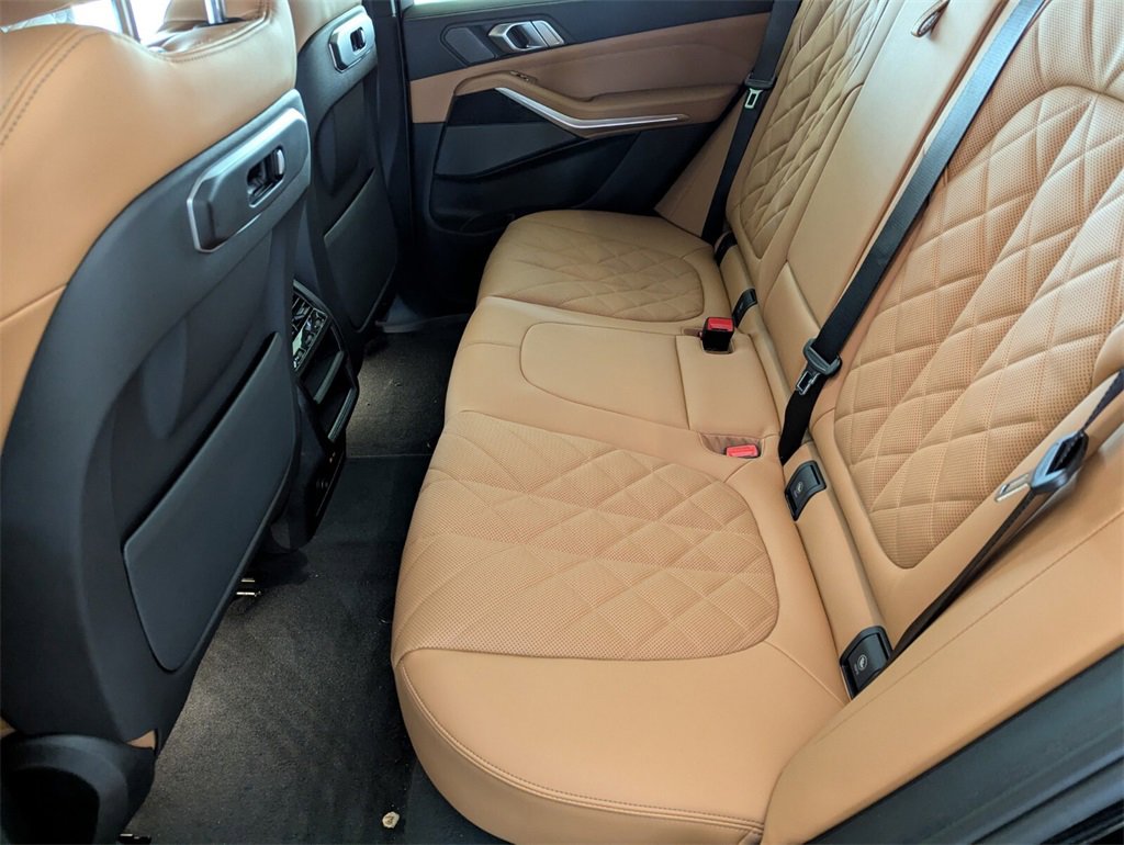 New 2025 BMW i7 M70 image 12