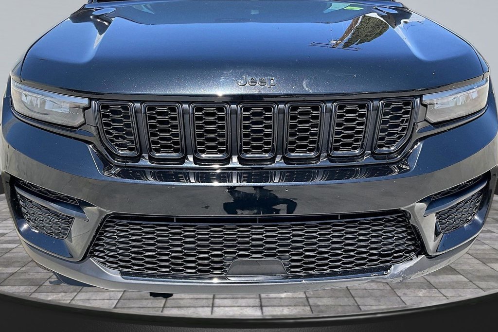 Used 2024 Jeep Grand Cherokee Altitude AWD/4WD image 29