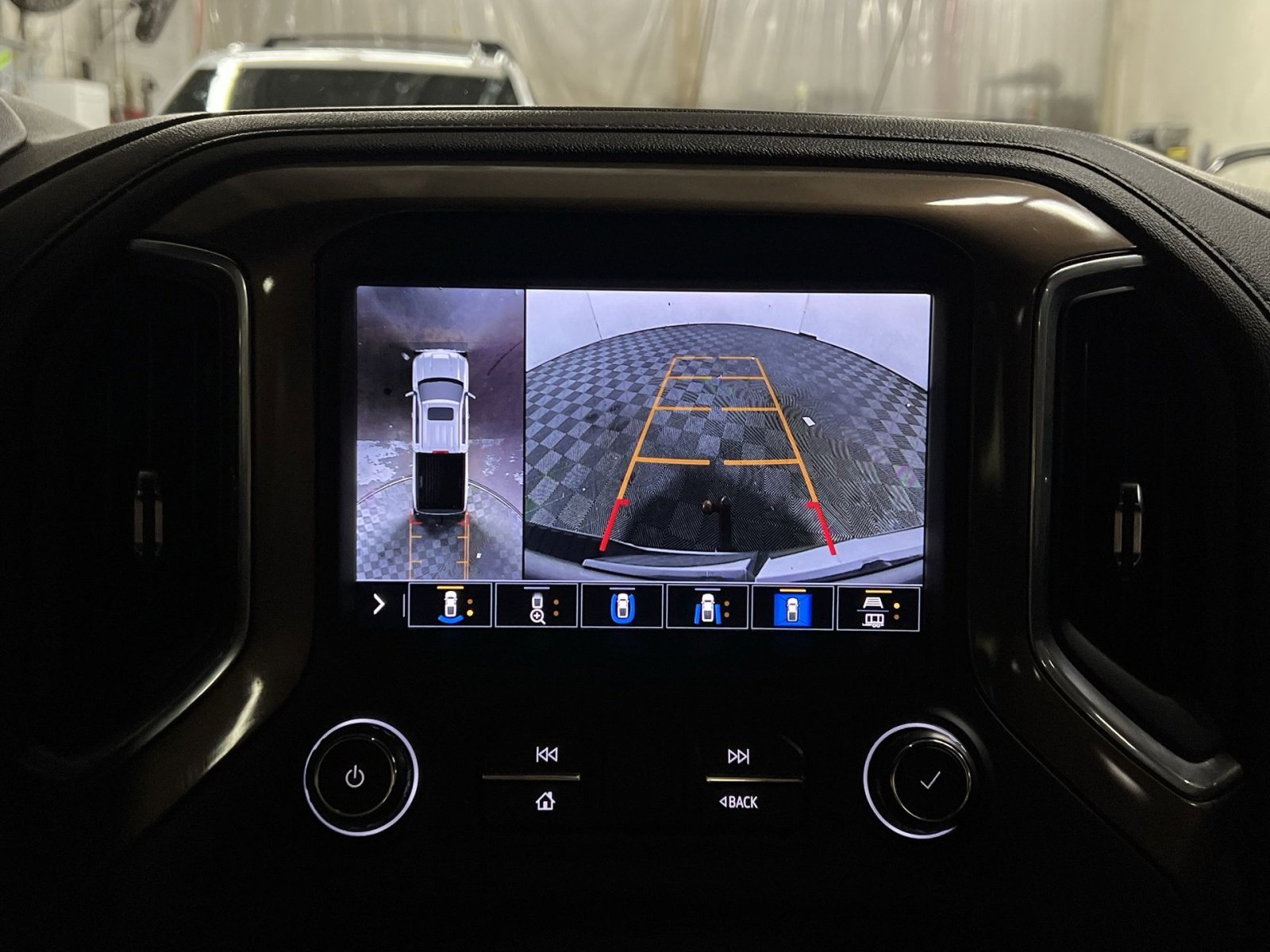 Used 2021 Chevrolet Silverado 1500 High Country w/ Technology Package image 19