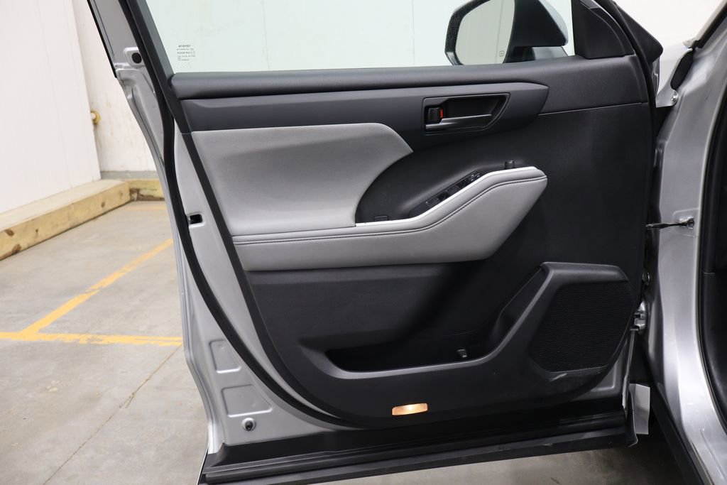 Used 2021 Toyota Highlander L image 16