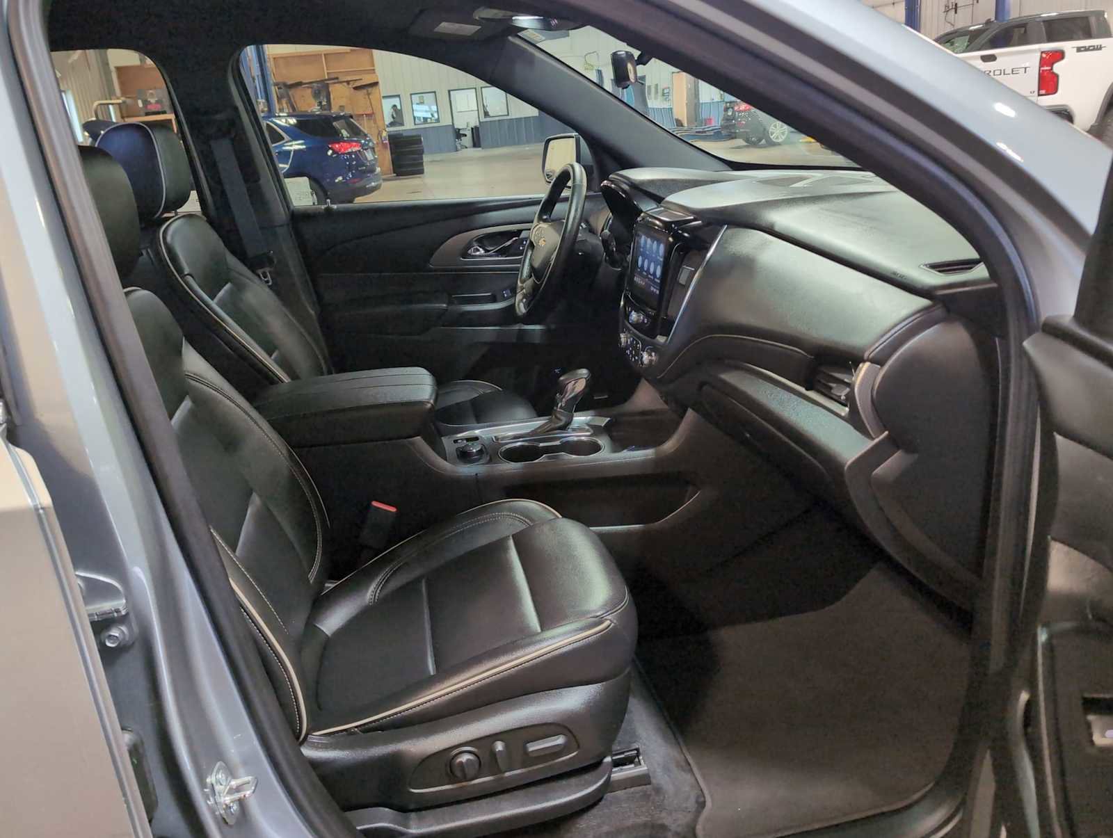 Used 2023 Chevrolet Traverse Premier image 28