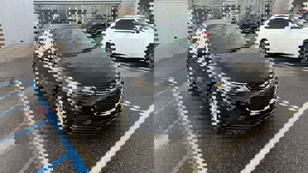 Used 2017 Chevrolet Cruze LT w/ Convenience Package FWD image 3