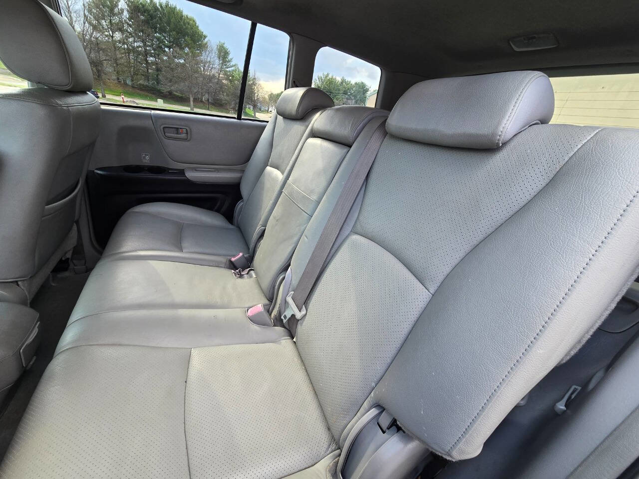 Used 2005 Toyota Highlander 2WD V6 w/ 3rd Row image 34
