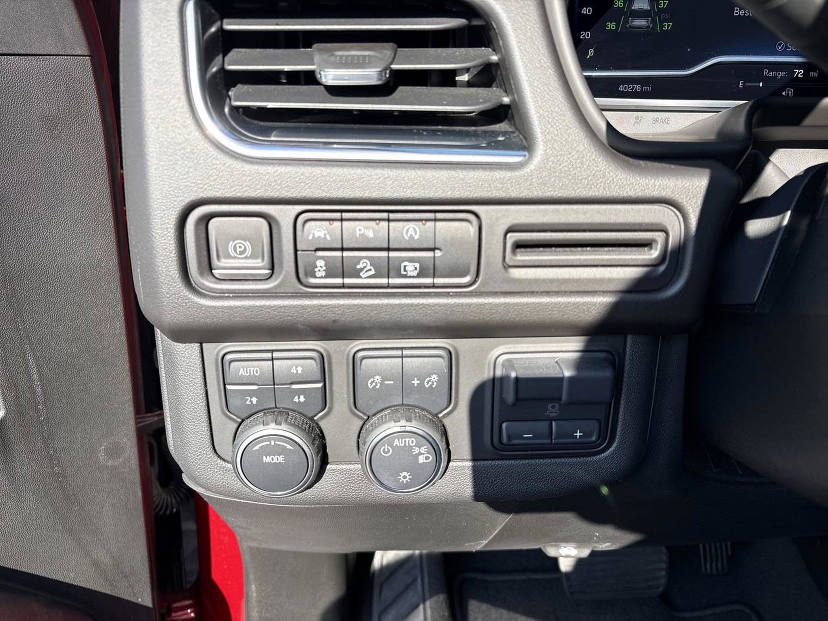 Used 2023 Chevrolet Suburban Z71 w/ Luxury Package image 15