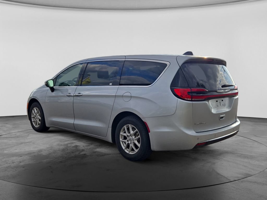 Used 2023 Chrysler Pacifica Touring-L FWD image 7