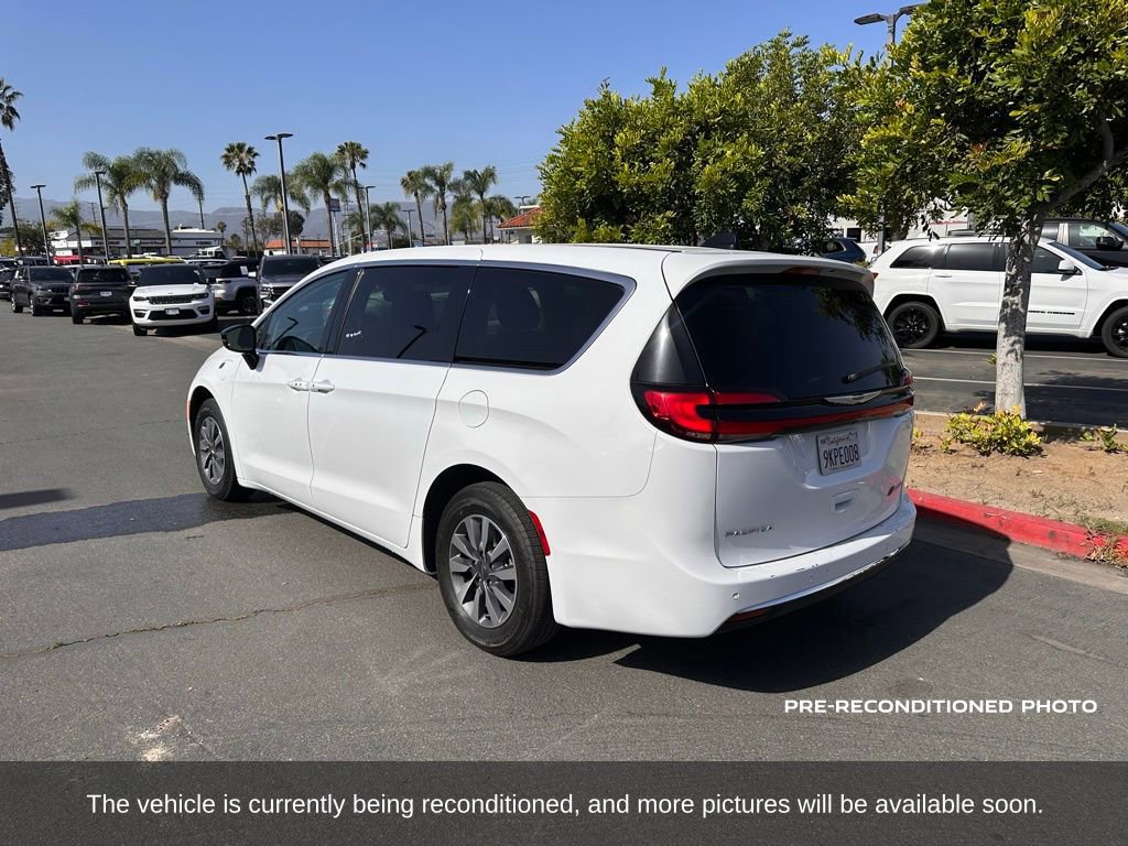 Used 2024 Chrysler Pacifica Select FWD image 3