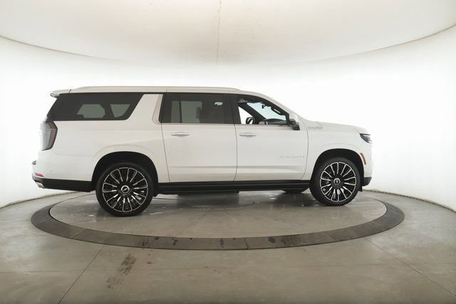 Used 2025 Chevrolet Suburban High Country image 6