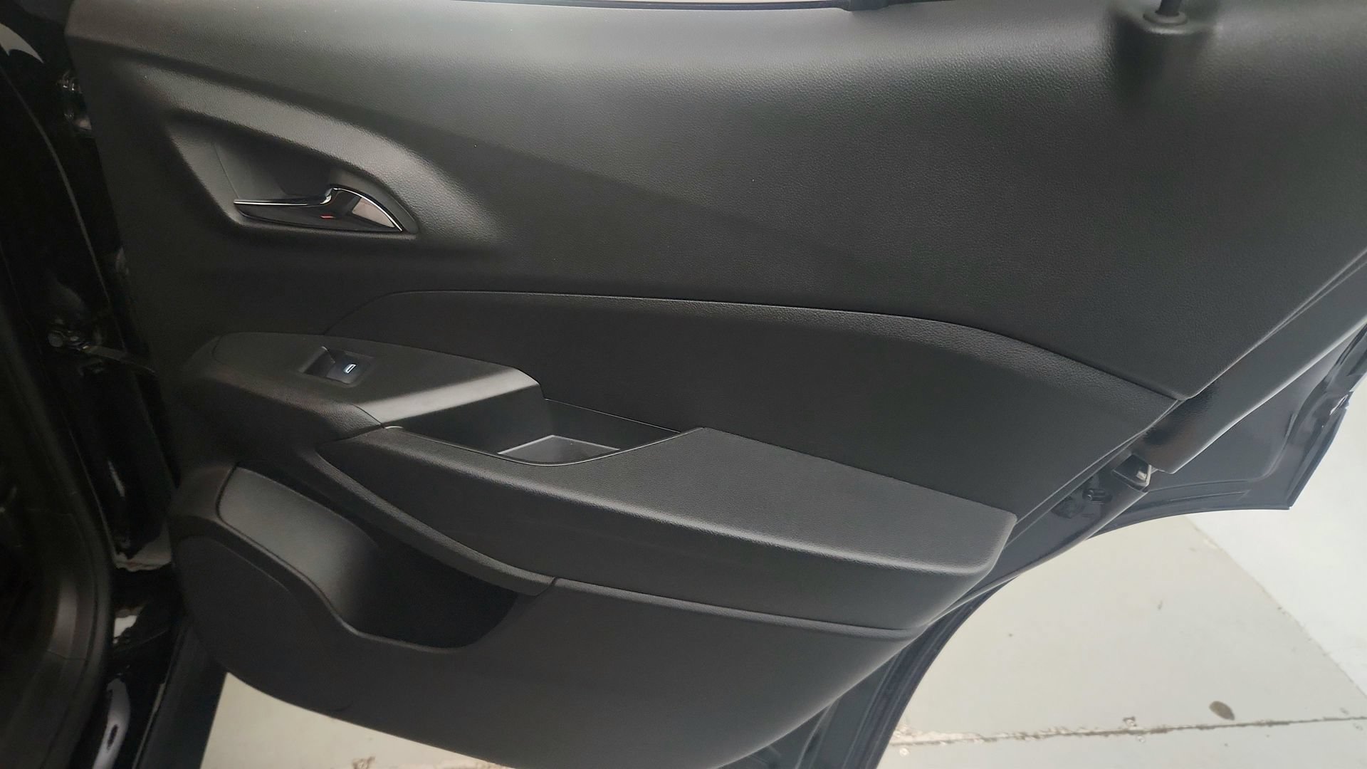 Used 2025 Chevrolet Trax RS FWD image 24