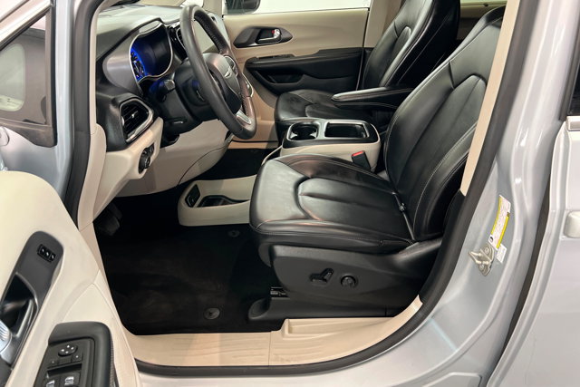 Used 2023 Chrysler Pacifica Touring-L FWD image 17