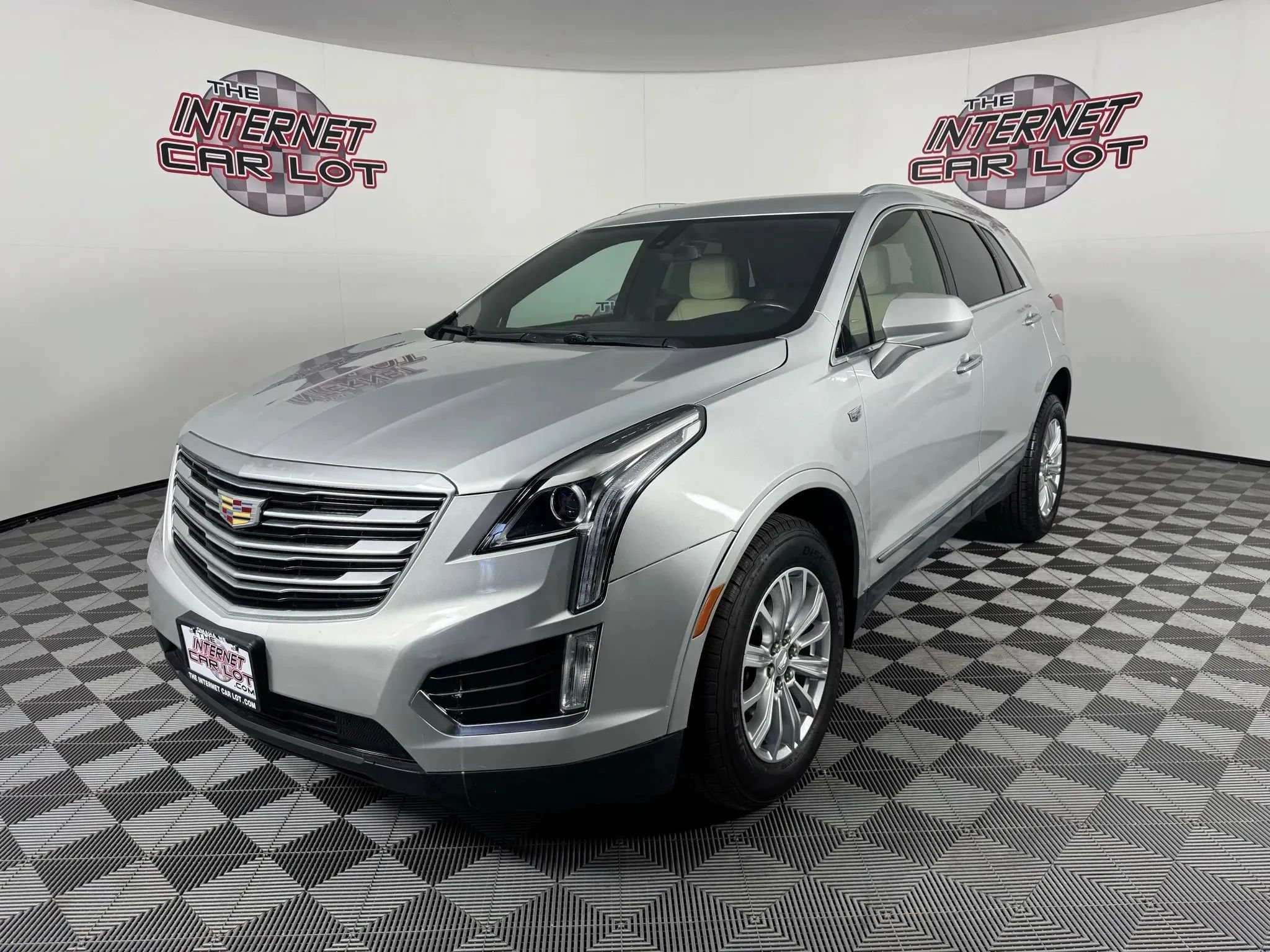 Used 2018 Cadillac XT5 AWD image 3