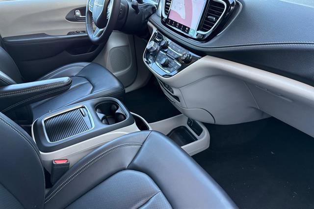 Used 2023 Chrysler Pacifica Touring-L image 18