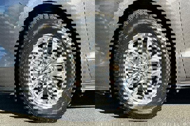 Used 2024 Toyota Sienna XLE w/ XLE Plus Package FWD image 34