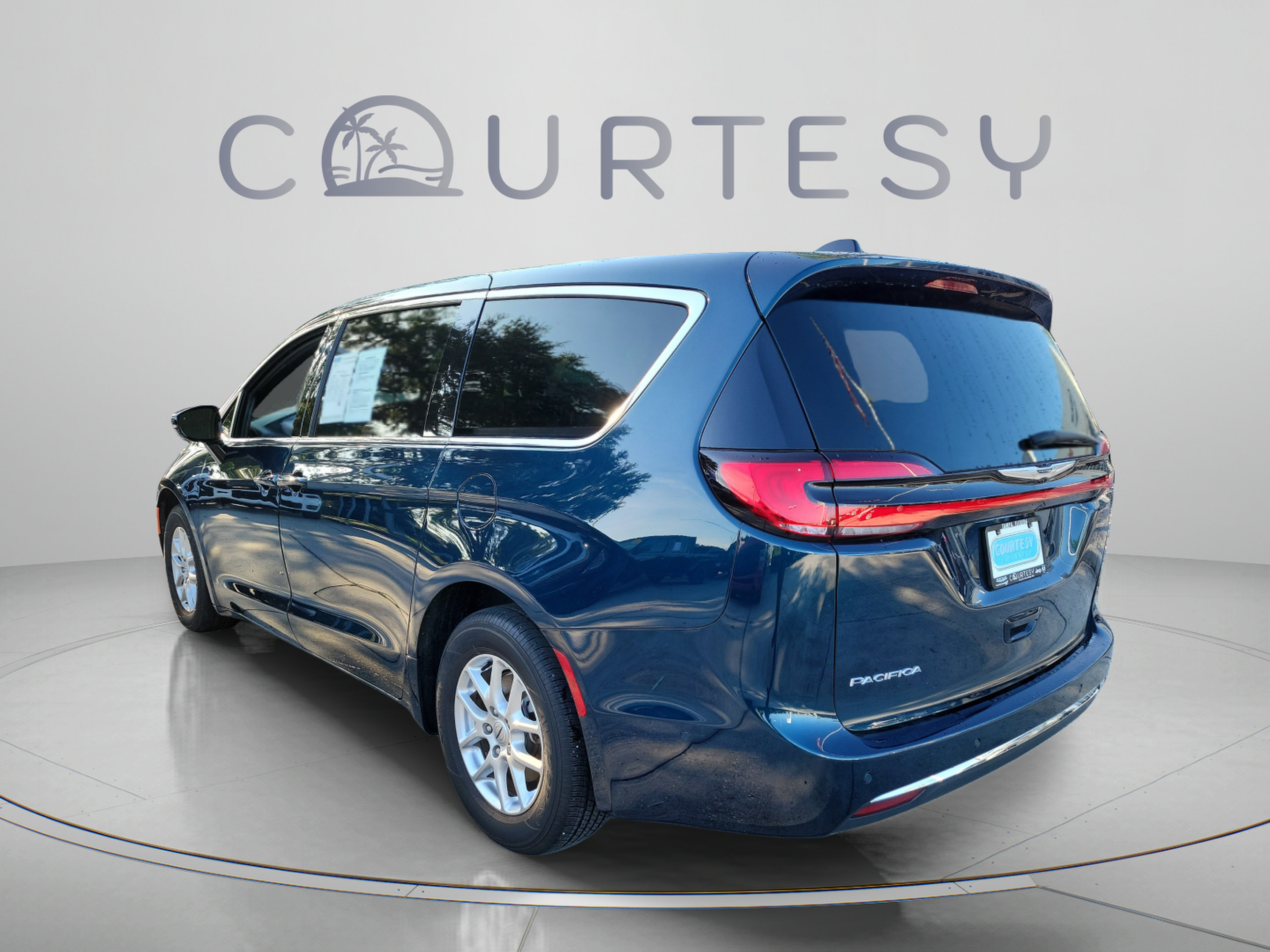 Used 2025 Chrysler Pacifica Select FWD image 2
