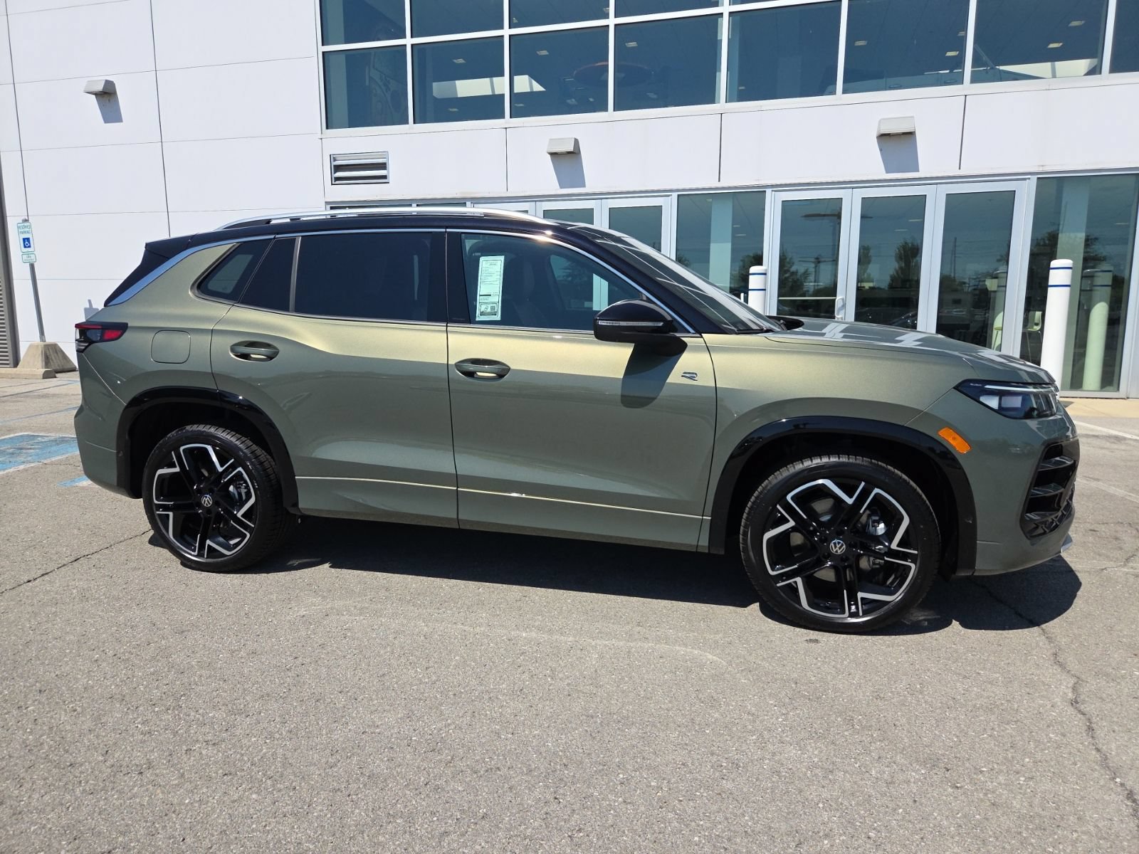 New 2026 Volkswagen Tiguan SEL R-Line AWD/4WD image 3